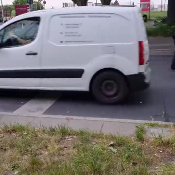 German police demonstrate how to effectively deal with Just Stop Oil