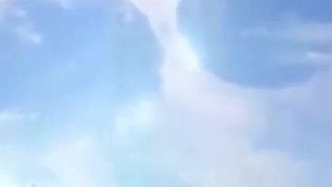 Si apre un buco nel cielo ed esce qualcosa