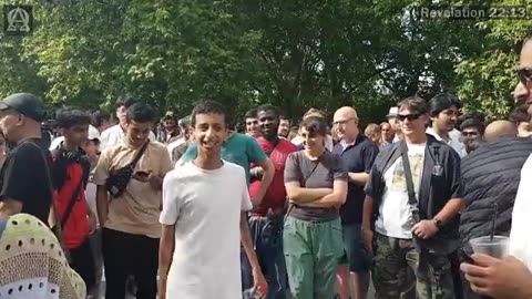 Speakers Corner - A Crowd Of Muslims Are Not Happy With Shalini, One Spits Towar (1)