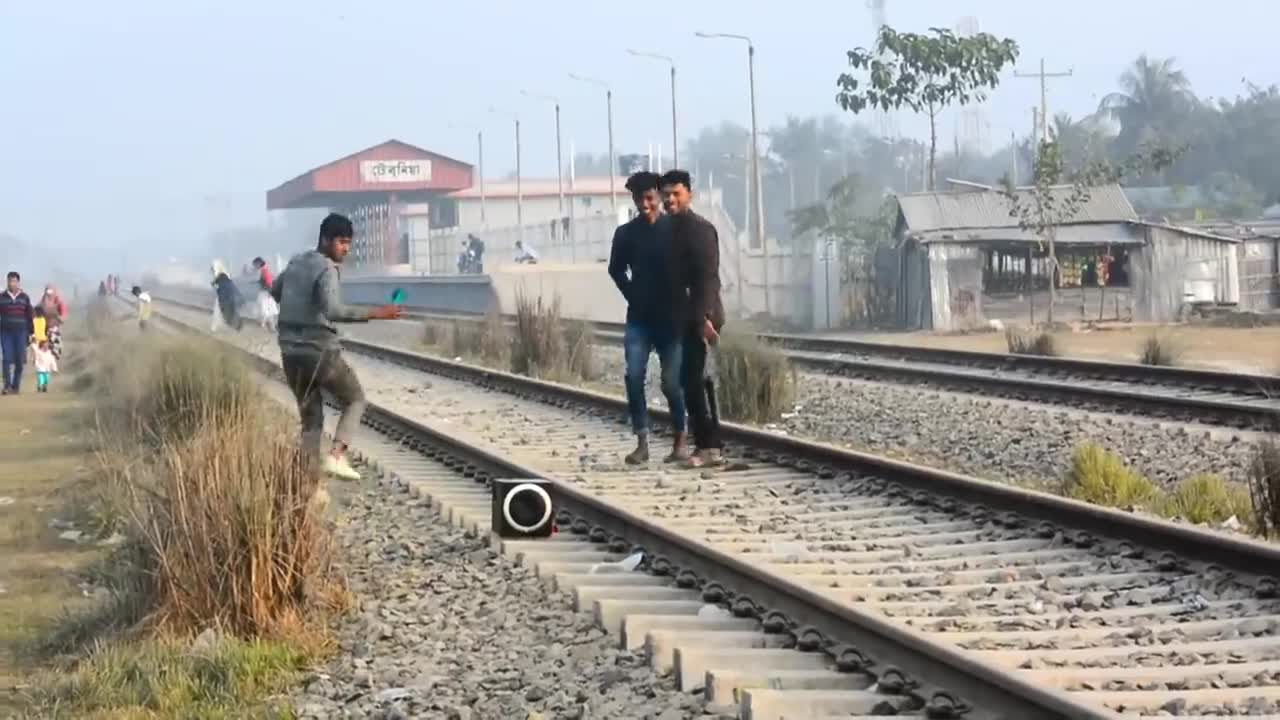 Fake Dog Bark Prank on Girl- Epic Reaction in Publik/Dog Banrking Prank...