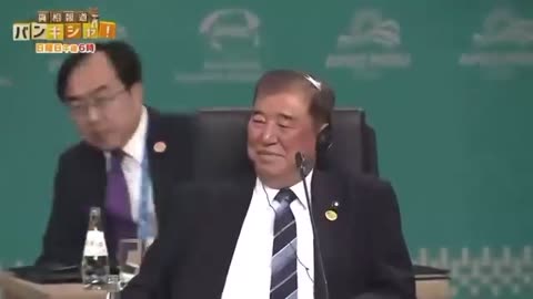 座ったまま人を握手するなど失礼です！！！