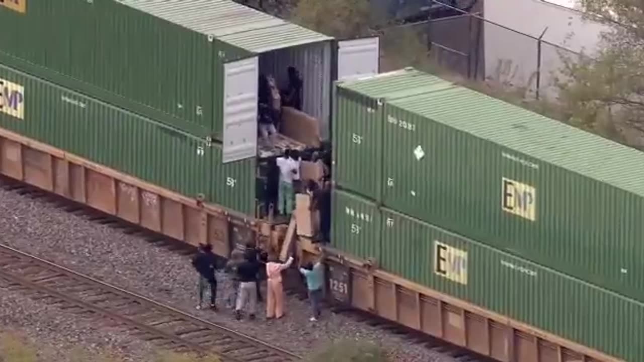 Stealing the AMAZON TRAIN IN LOS ANGELES