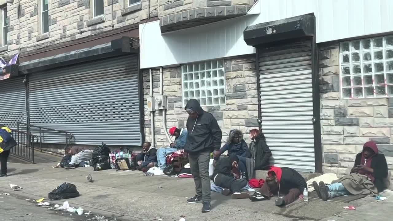 KENSINGTON,PHILADELPHIA,Pennsylvania OPIOID EPIDEMIC DOCUMENTARIO L'epidemia di farmaci oppioidi sintetici a base di fentanyl in Nord America.oltre i senzatetto sono pure pieni di drogati in America.la più letale crisi della droga nella storia ameri