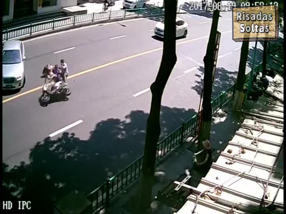 Quem está errado nesse vídeo...