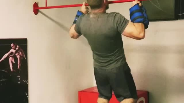 1 finger pull up plus 24 kg