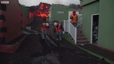 Canary Islands volcano forces further evacuations of La Palma residents - BBC News