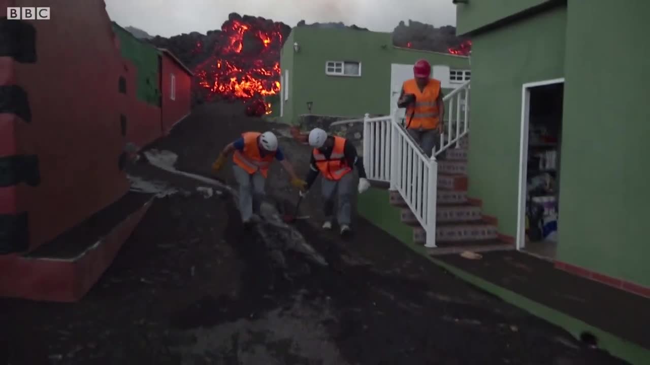 Canary Islands volcano forces further evacuations of La Palma residents - BBC News