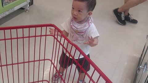 Applause dancing baby(At the supermarket)