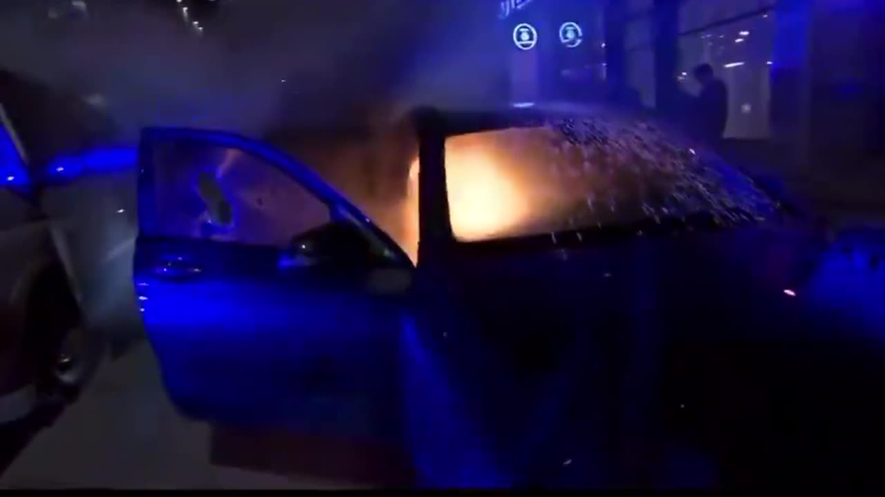 DESTRUCTION happening in Montreal 🇨🇦 tonight. Police and Protestors facing off.