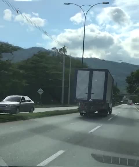 Joven ciclista se agarra de un vehículo en movimiento en vía de Bucaramanga