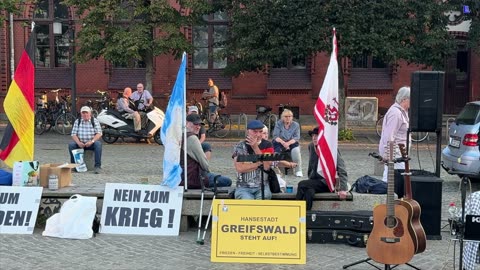 Greifswald - Klaus mit seiner kritischen Meinung und einem mitgebrachten Audiobeitrag 26-08-2024