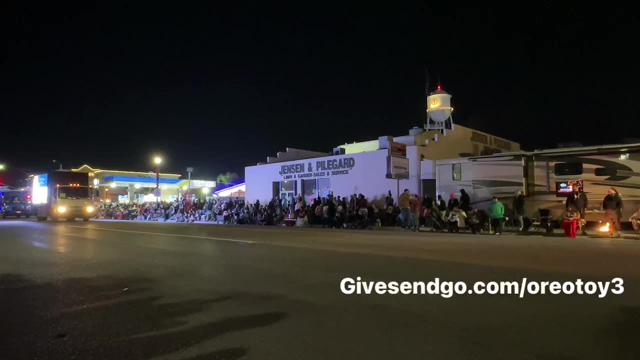 Live - Clovis Children Christmas Parade - givesendgo.com/oreotoy3