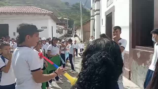 Estudiantes del único colegio en Cepitá, Santander, protestan por falta de transporte escolar