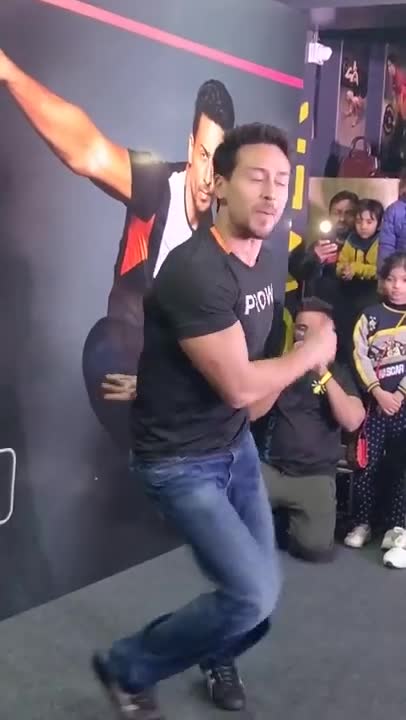 Tiger Shroff dance in CultFit, Punjabi Bagh