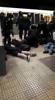 Paris: Migranten spucken Passagiere in U-Bahn an - Polizeieinsatz