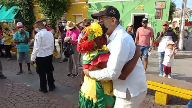 Con ofrendas florales, continĂșan las Fiestas de la Independencia