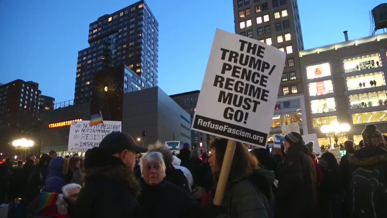 Más de un centenar de personas protesta en Nueva York contra el muro de Trump