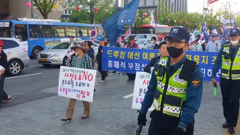 20180430_V3_S01(ruMMKbExOGM)사법부 사망, 광화문 광장을 행진하고 있는 애국 시민들