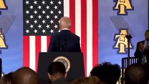 Joe biden aperta a mão do Gasparzinho