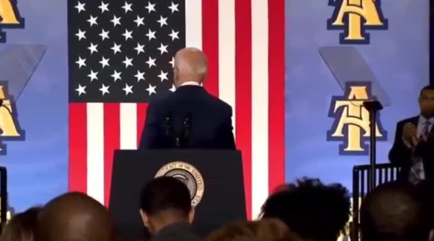 Joe biden aperta a mão do Gasparzinho