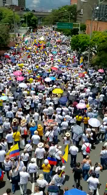 Multitudinaria marcha contra el gobierno de Petro en Medellín