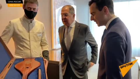 Инал Ардзинба и Сергей Лавров обменялись подарками
