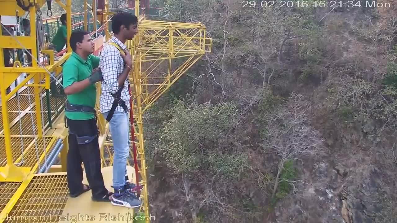 Super funny bungee jumping moment