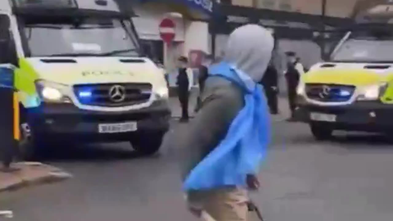 Migrants clashing with police officers in south London