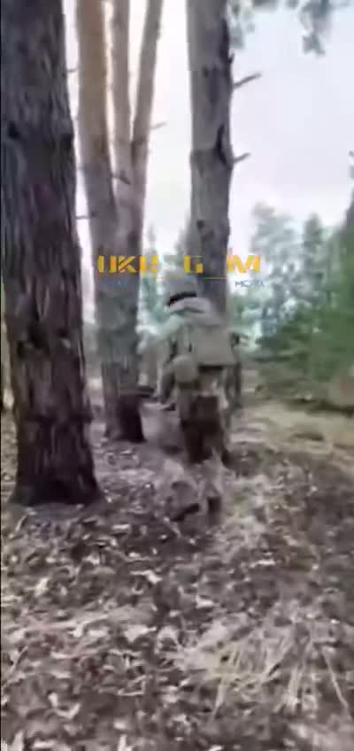 Ukrajinci prchají před postupující ruskou armádou z pozic u Avdějevky