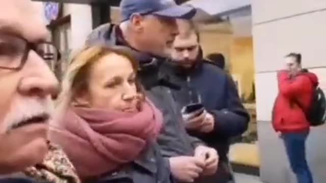 Polizist würde Rentner den Schädel einschlagen, zum Beispiel...