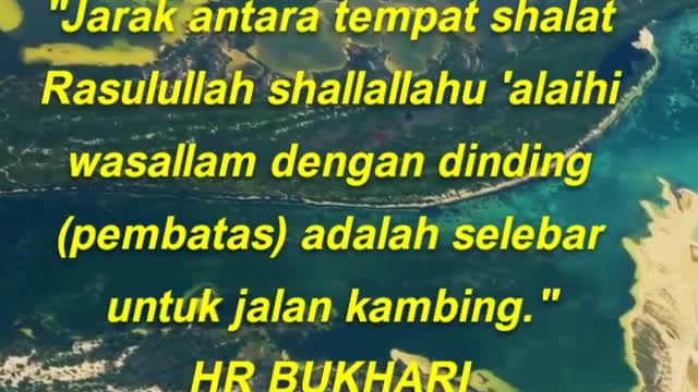 "Jarak antara tempat shalat Rasulullah shallallahu 'alaihi wasallam dengan dinding