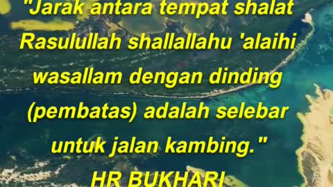 "Jarak antara tempat shalat Rasulullah shallallahu 'alaihi wasallam dengan dinding