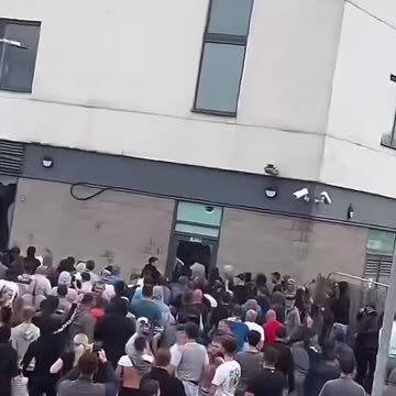 "Migrant Hotel" in Rotherham, England, besieged and stormed