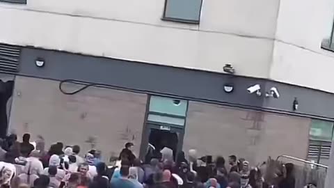 "Migrant Hotel" in Rotherham, England, besieged and stormed