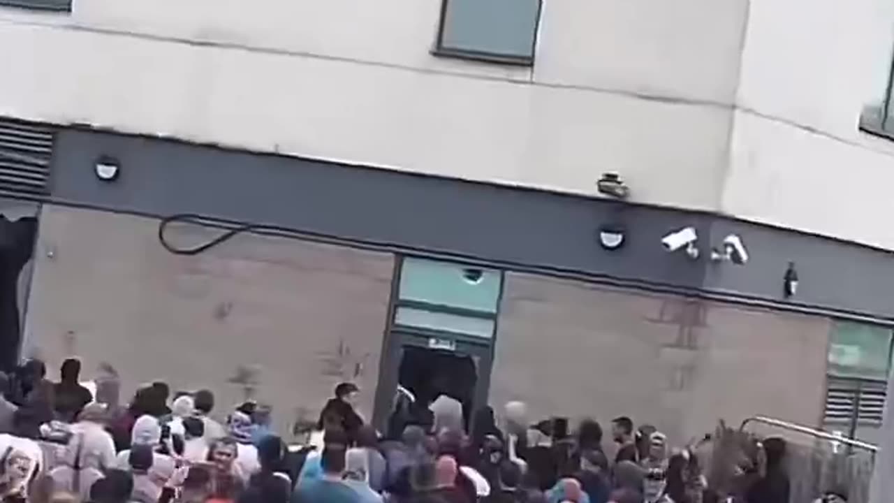 "Migrant Hotel" in Rotherham, England, besieged and stormed