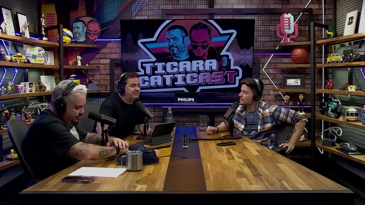 OS CARAS FALARAM QUE EU TAVA NA ESQUINA DORMINDO COM...