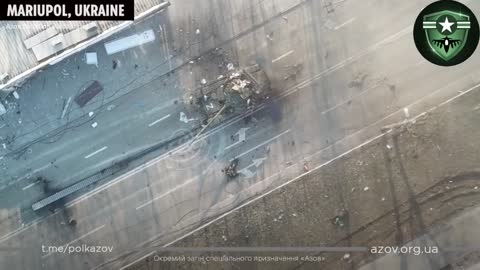 Russian forces jump out of tank before its destroyed by Ukraine forces in Mariupo