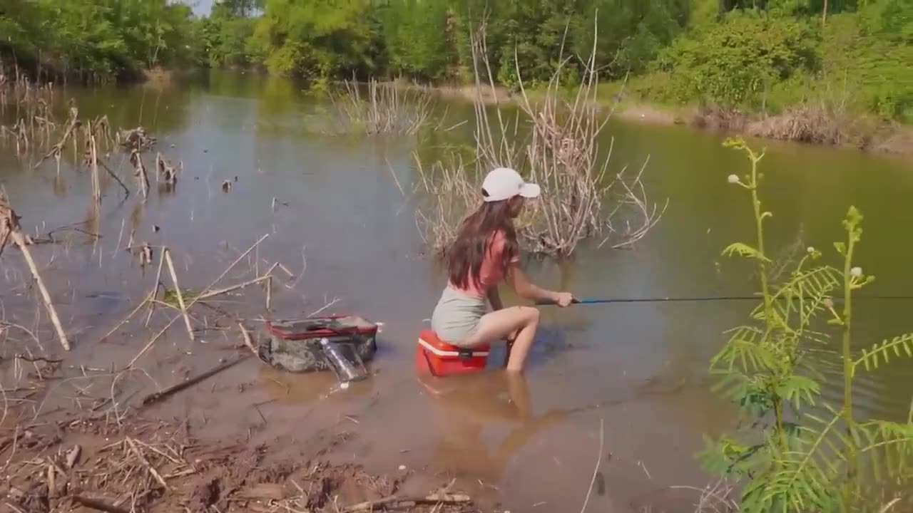 A Beautiful Girl Catching Fish Huk fishing