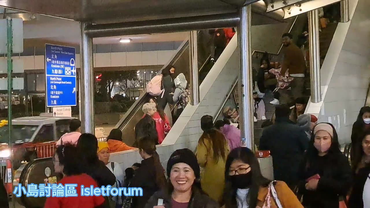 黃昏的中環環球大廈人群 Crowds at World-Wide House in Central at dusk