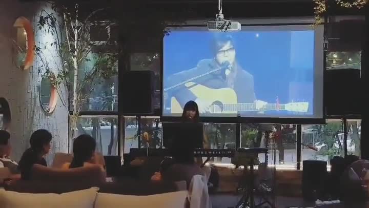 Music teacher suddenly presents a live song