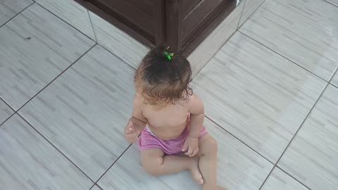 Brincando com as nenê e limpando a casa com a piscina nova