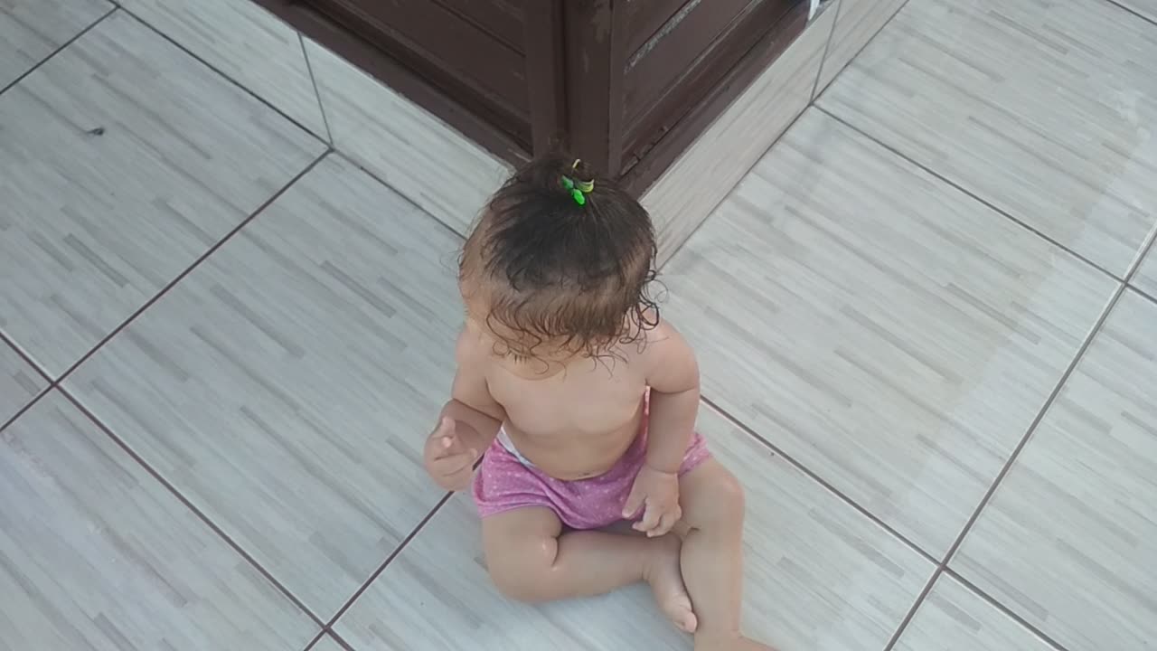 Brincando com as nenê e limpando a casa com a piscina nova
