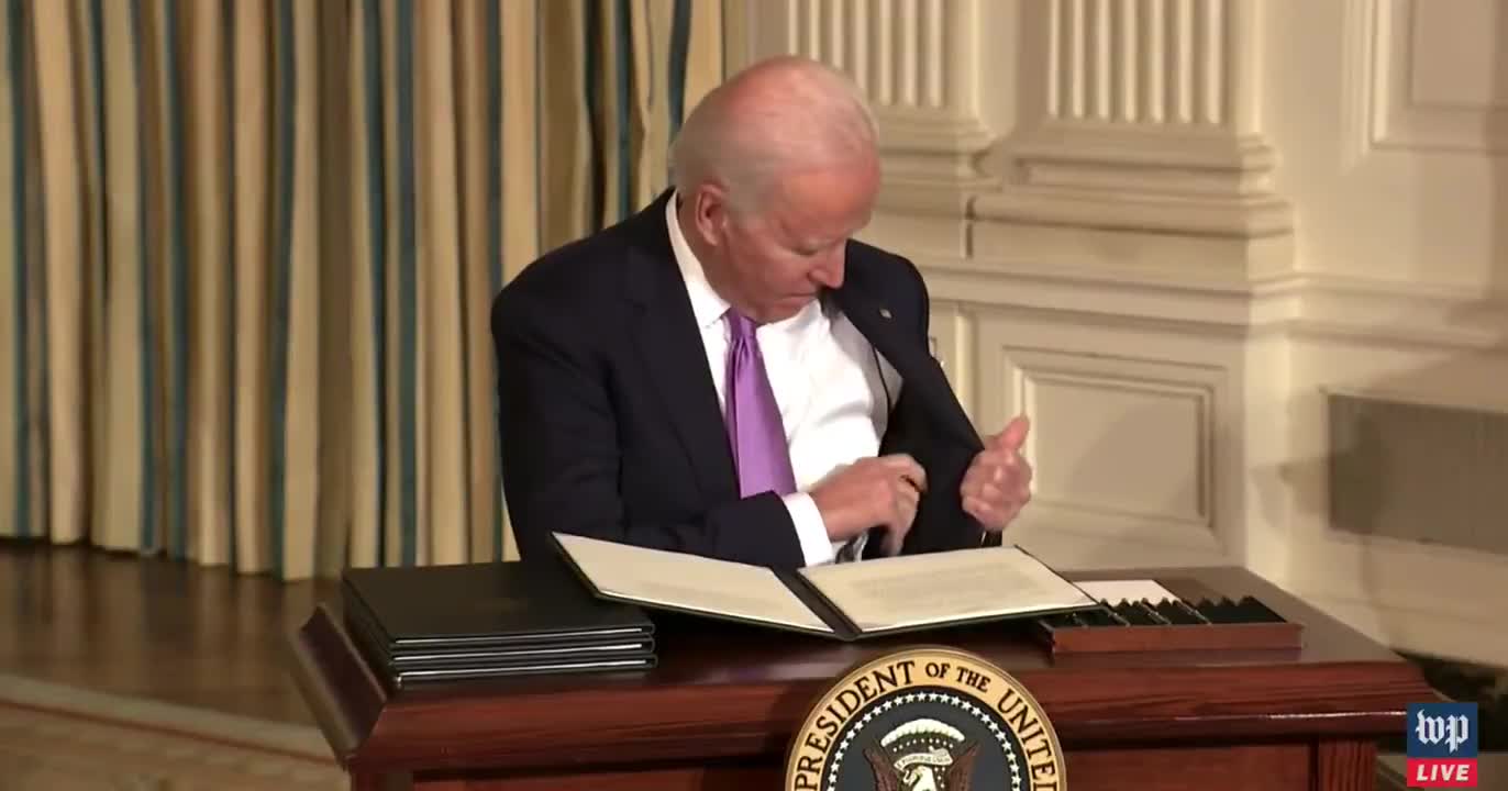 Joe Biden is so far gone he can't handle a pen?