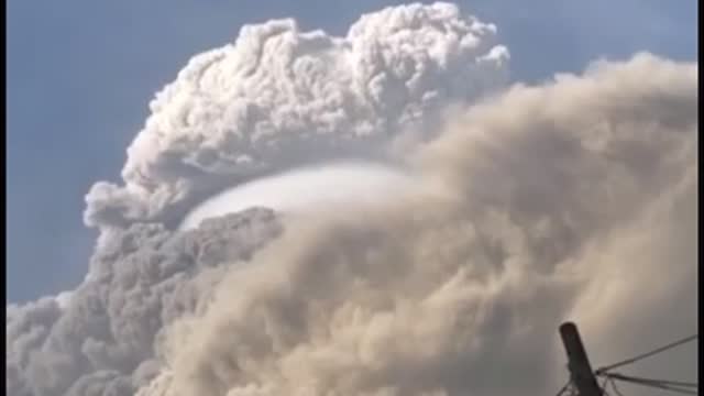 Momento que o vulcão entra em erupção no Caribe