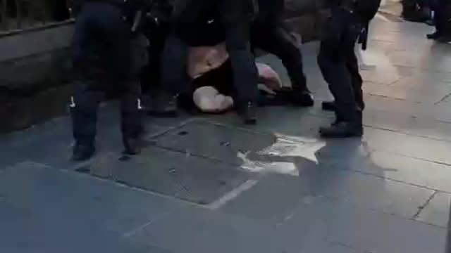 Melbourne: Multiple Officers Crush Man While Detaining Him. Aug. 2021.