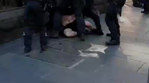 Melbourne: Multiple Officers Crush Man While Detaining Him. Aug. 2021.