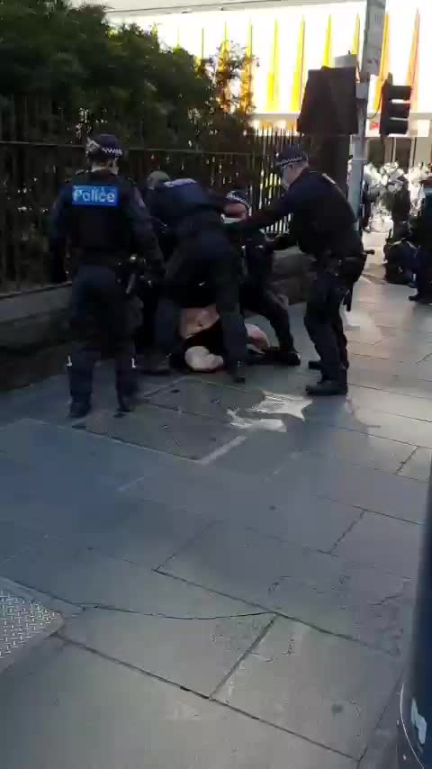 Melbourne: Multiple Officers Crush Man While Detaining Him. Aug. 2021.