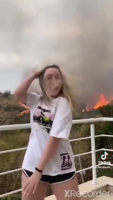 Καίγεται το δάσος και αυτό ανεβάζει στα σοσιαλ βίντεο γελώντας!