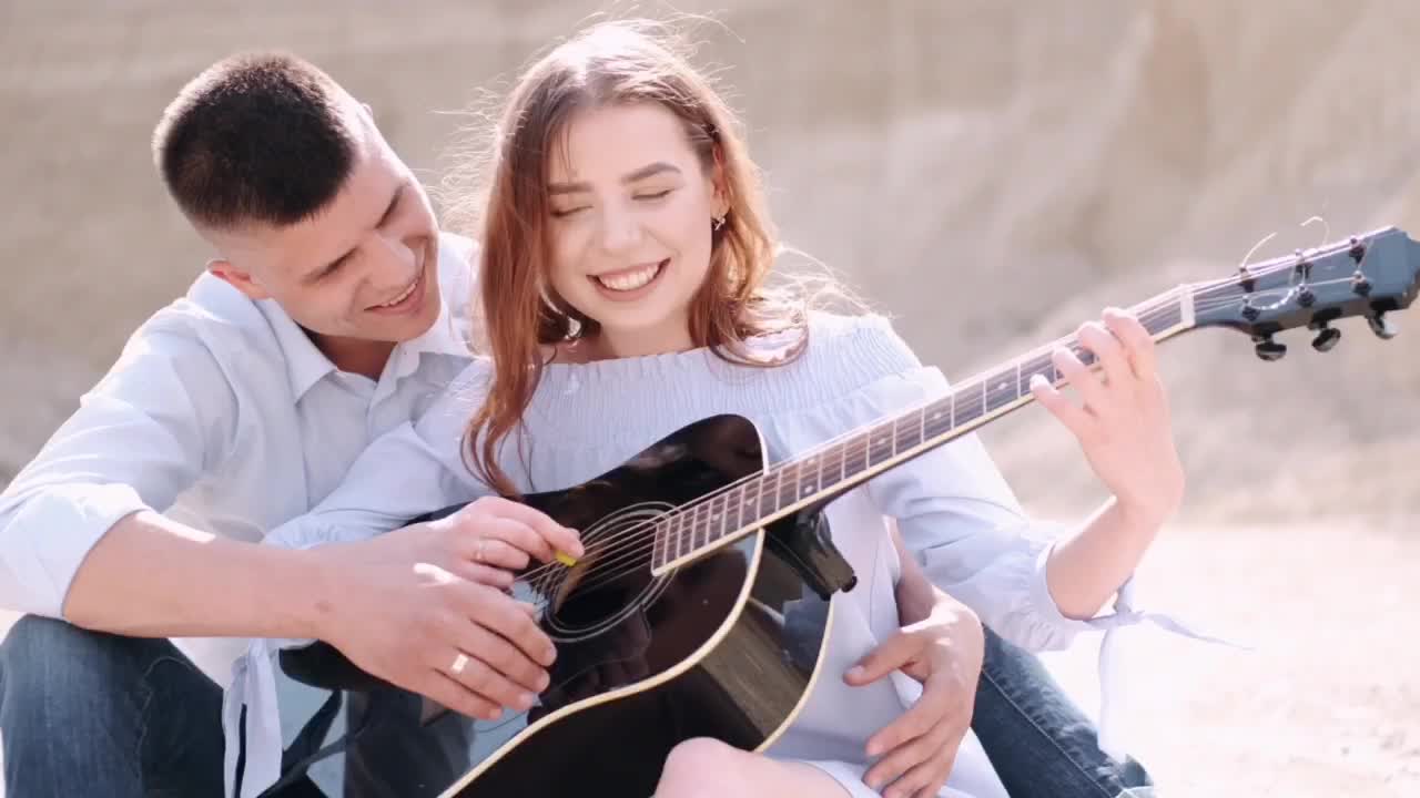 BOYFRIEND TEACHES GIRLFRIEND HOW TO PLAY GUITAR 🎸