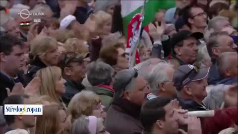 Viktor Orbán a plné ulice.